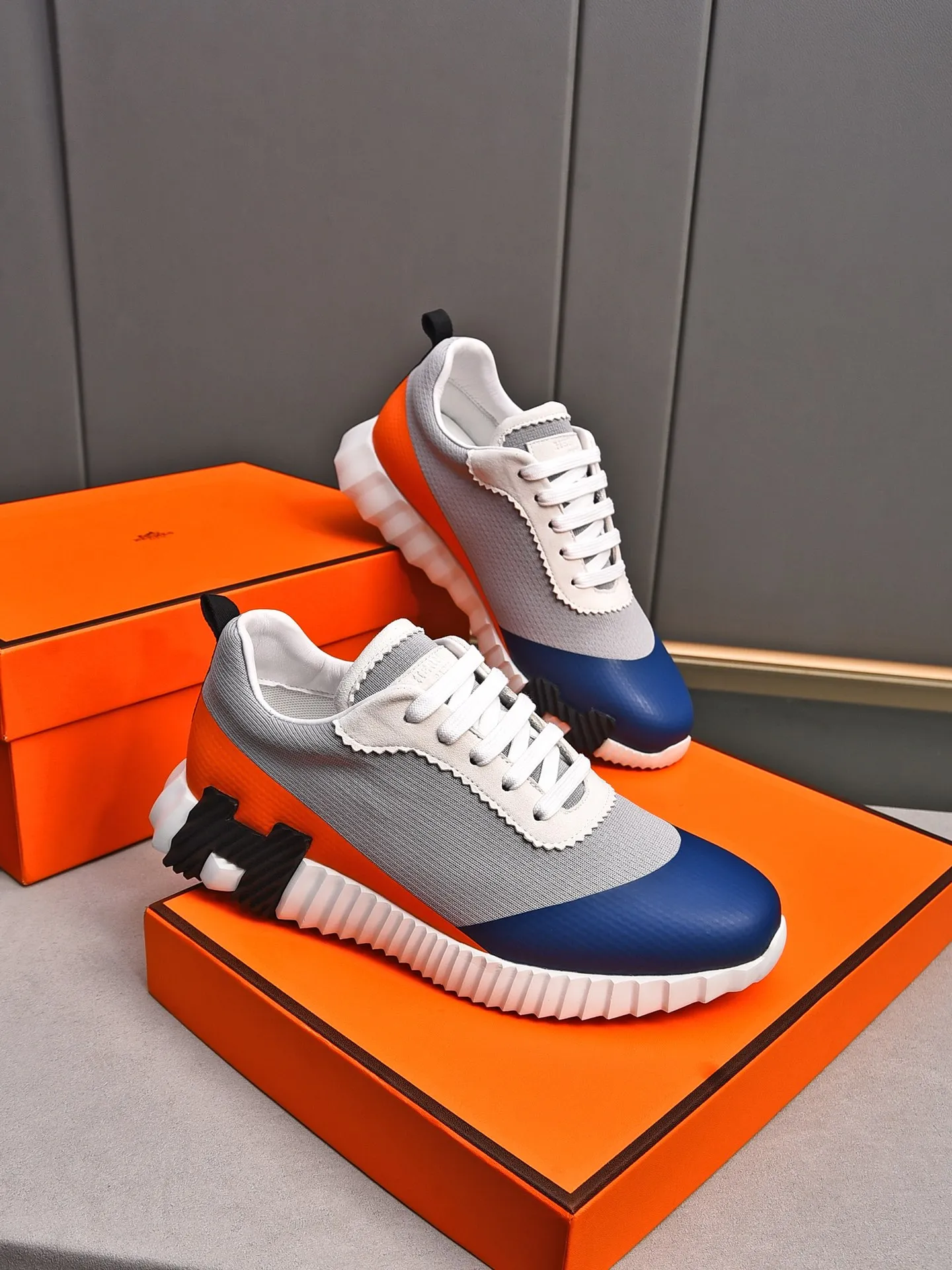 PP580【Hermes】fe new arrival~New Bouncing sneakers are the most comfortable shoes from Hermès. They are extremely light on the feet and look great. You won’t feel tired even when you go shopping and running around. They are very light and comfortable. They are extremely light, suitable for both sports and leisure. They feel great when you step on them! It’s up to you to choose, there’s always what you want~ ✔️Fabric: Imported first-layer cowhide + high-elastic fly weave ✔️Inner lining: Imported water-dyed cow lining ✔️Outsole: Seamless combination of IP+TPU (multi-color letters) German technology irradiation machine ✔️Code number: Male 38-44 (45 customized)